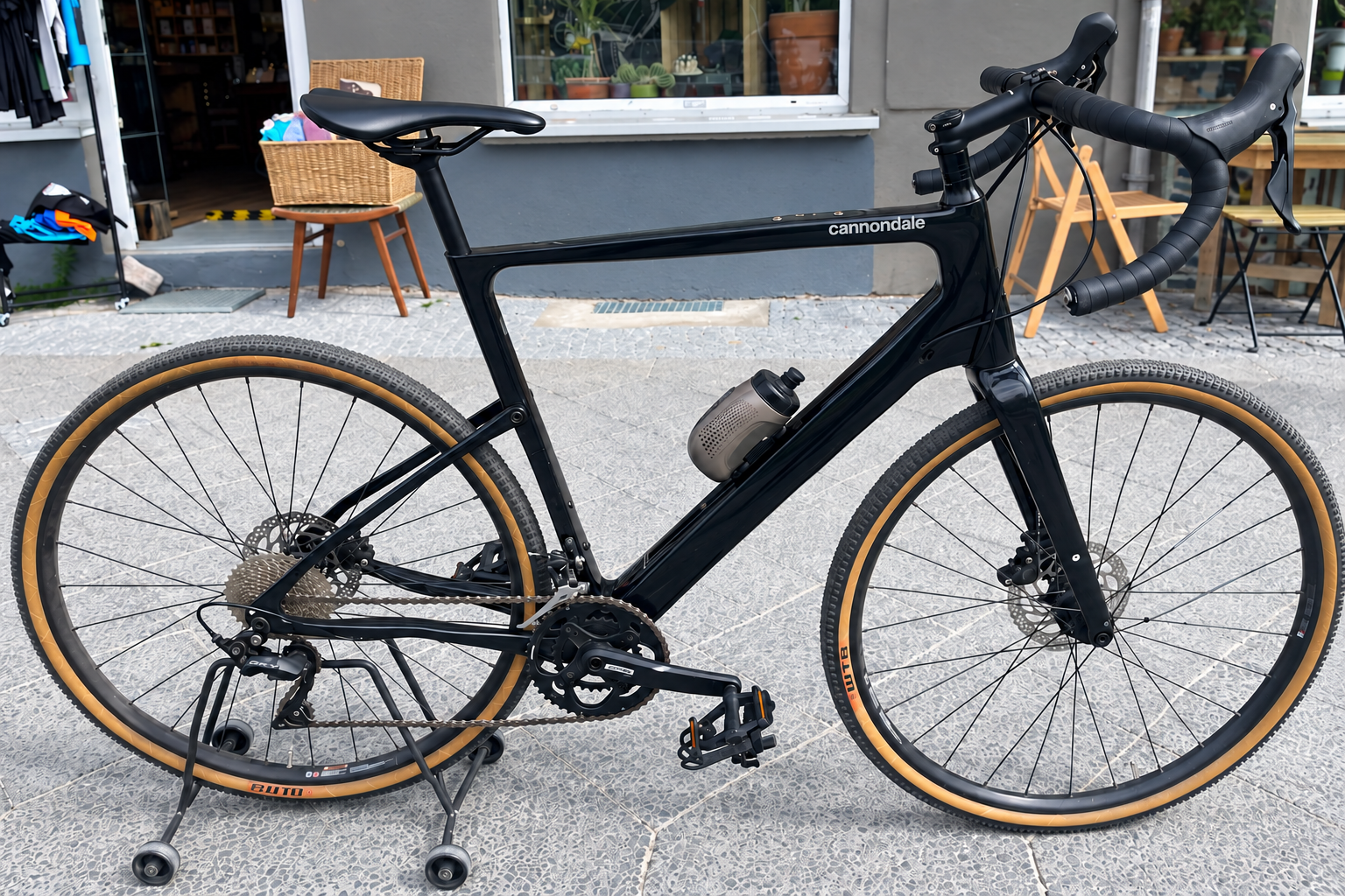 Black Cannondale bicycle photographed outside Bikeopia in Berlin